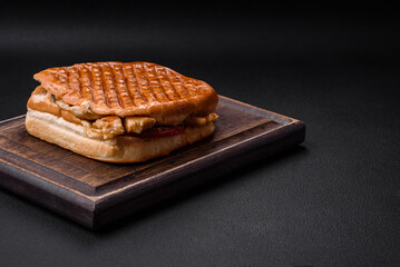 Delicious crispy sandwich with chicken breast, tomatoes, ketchup and spices