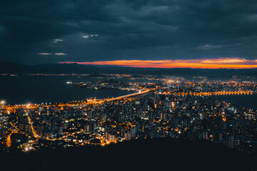 Fototapeta premium Paisagem Urbana Cidade Florianopolis Centro Trindade Itacorubi Beira Ilha Mar Baía Norte Morro da Cruz Prédios Arquitetura Engenharia Urbanismo Santa Catarina Por do Sol Drone Aérea 