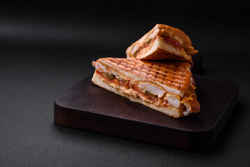 Delicious crispy sandwich with chicken breast, tomatoes, ketchup and spices