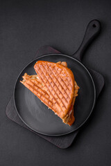 Delicious crispy sandwich with chicken breast, tomatoes, ketchup and spices