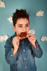 Bambino mangia pane e cioccolato felice