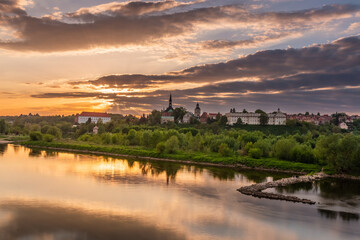 Panorama Sandomierz na tle barwnego zachodu słońca