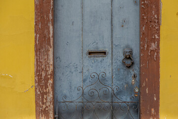 Porta de residência colonial no bairro Pilar, em Ouro Preto, Minas Gerais