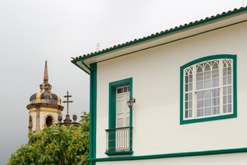 Vista de casarão colonial e torre da Igreja São Francisco de Assis, em Ouro Preto, Minas Gerais.