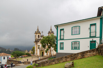 Vista de casarão colonial e Igreja São Francisco de Assis, em Ouro Preto, Minas Gerais.