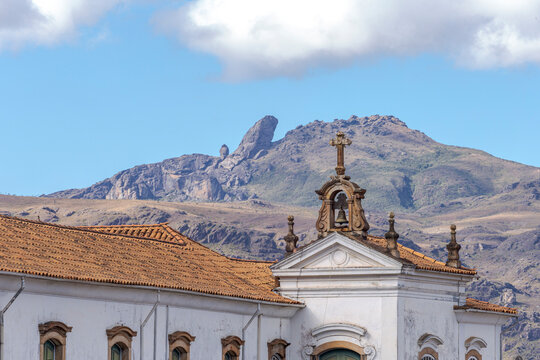Vista de campanário externo do prédio da antiga Escola de Minas, e Pico do Itacolomi aos fundos, em Ouro Preto, Minas Gerais.
