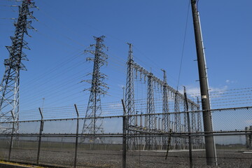 屋外変電設備と送電塔