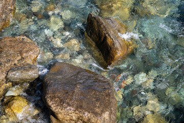 Fototapeta premium Agua Rompiendo En Las Piedras