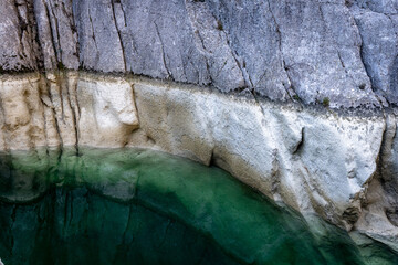 les strates colorées sur la paroie d'un canyon des différents niveaux d'une rivière asséchée