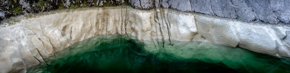 les strates d'une rivière asséchée au  fond d'un canyon