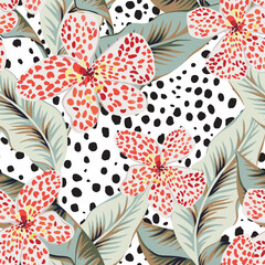 Tropical canna flowers, banana palm leaves, cheetah animal print background. Vector seamless pattern. Jungle foliage illustration. Exotic plants. Summer beach floral design. Paradise nature © ojardin