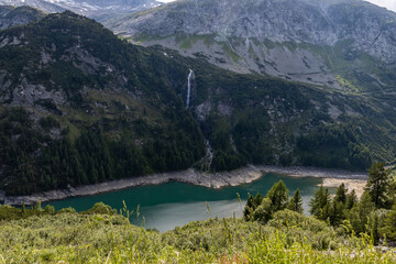 Fototapeta na wymiar Waterfall and lake in the Austrian Alps