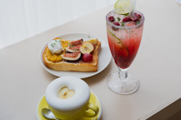 토스트와 음료 디저트