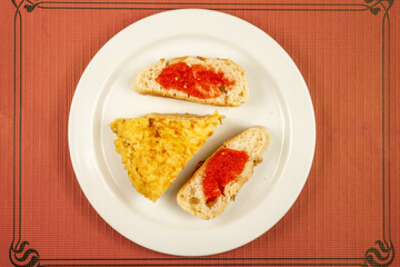 It receives this name because traditionally the food was attached to the bread with a toothpick (although this is not a mandatory feature). It is very similar to a lid