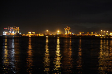 Fototapeta na wymiar 大阪湾のコンビナートの夜景