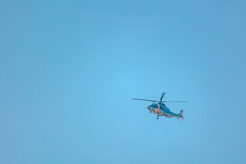 青空とヘリコプター