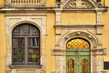 Obraz premium View of brick building with wooden window and door