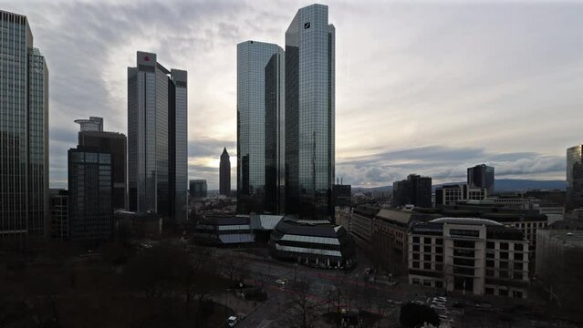 Deutsche Bank Sonnenuntergang Zeitraffer Wolkenhimmel
