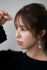 Fototapeta premium ヘアメイクをする女性