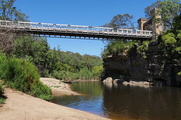 Fluss mit Brücke in Australien