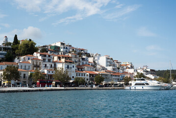 Fototapeta na wymiar Hafen mit griechischer Architektur in Skiathos