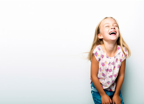 kleines Mädchen lacht vor weißem Hintergrund - Platz für Text - Thema Kindheit, Freude und Familie - Generative AI Illustration