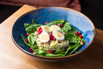 Salad with roast beef, green Apple, salad mix on a plate.