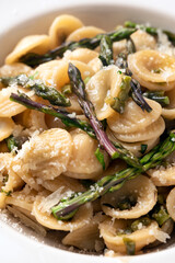 Piatto di orecchiette condite con asparagi selvatici e pecorino, pasta italiana 