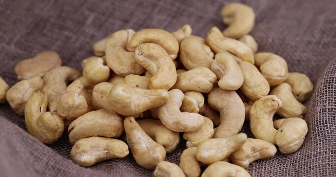 Sprinkle chunks and whole cashew nuts, peeled cashew nuts during grinding