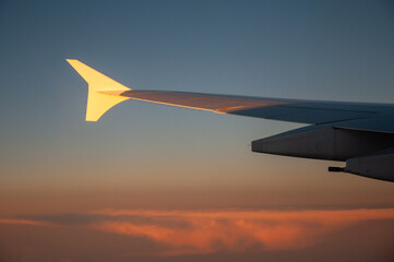 Obraz premium airplane in the sky at sunset