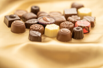 ゴールドの布の上にある甘くて美味しいお菓子のチョコレート