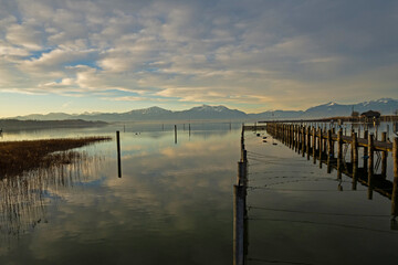 Fototapeta na wymiar view over Chiemsee lake with the alps at the horizon