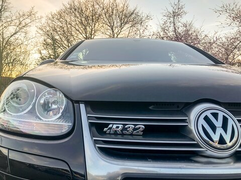 Face avant d'une Volkswagen Golf R32 Mk5