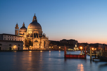 Obraz na płótnie Canvas Basilika Santa Maria della Salute in Venedig am Abend