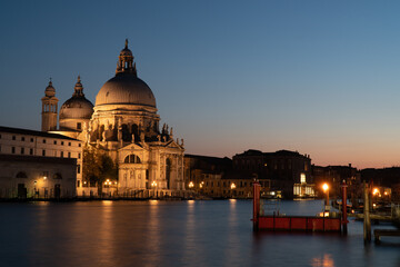 Fototapeta na wymiar Venedig Basilika Santa Maria della Salute am Abend