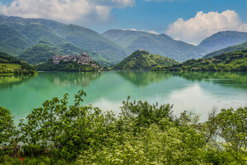 Fototapeta na wymiar Le village de Castel di Tora sur les rives du lac du Turano