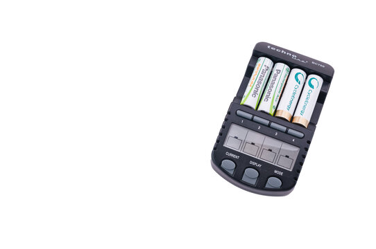 immagine illustrativa editoriale di caricabatterie con batterie stilo su sfondo trasparente