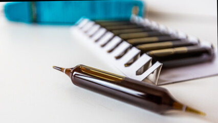 Ampoules buvables en verre et leur support 