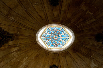 Bóveda con detalles de colores en el centro de la catedral de Burgos.