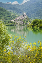 Fototapeta na wymiar Le village de Castel di Tora sur les rives du lac du Turano