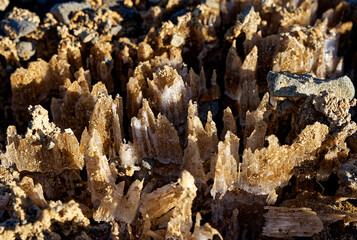 concrétion de calcaire formant une stalactite et un stalagmite brune du fait de l’évaporation du souffre 