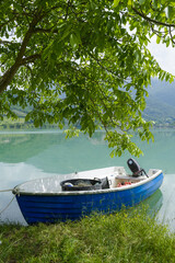 Fototapeta na wymiar Barque sur les rives du lac du Turano