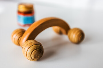 Outil de massage en bois avec baume en arrière plan