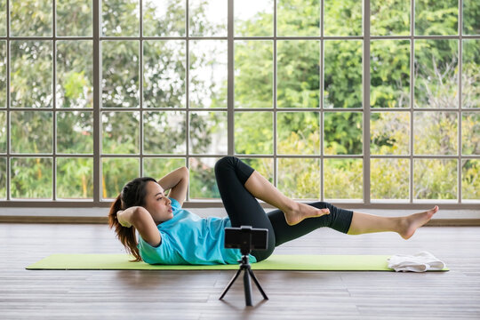 Behind the scene to live bicycle crunch situp exercise by trainer