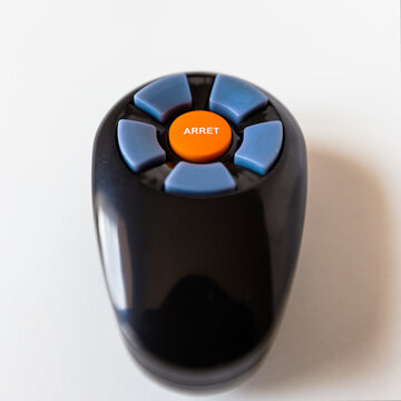 Petite télécommande noire avec bouton "ARRET" 