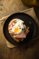 Traditional Benedict eggs with ham