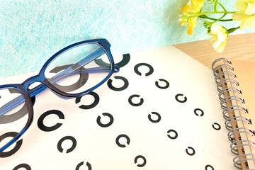 視力検査表と眼鏡　レーシックや白内障