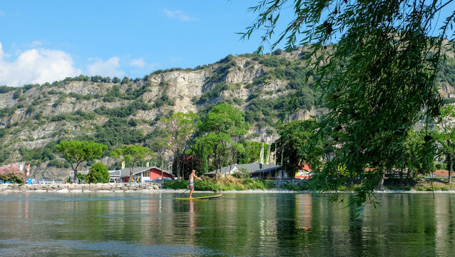 Wakeboardfahrer bei Torbole am Gardasee in Italien am Fluss Sarca 