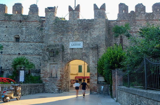 Eingangstor von Lazise am Gardasee in Italien mit Vesparoller