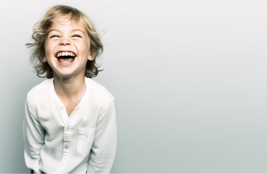 kleines Kind oder Junge lacht in Kamera vor weißem Hintergrund mit Platz für Text - Thema Kindheit, glücklich oder Freude - Generative AI